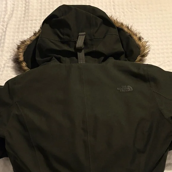 The North Face Women's Olive Ski Jacket with Faux Fur Hood - Picture 4 of 4